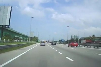 Dzwon na autostradzie. Dzieci wypadły z auta