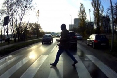Dostał kawą od przechodnia. Kara za nieuważną jazdę