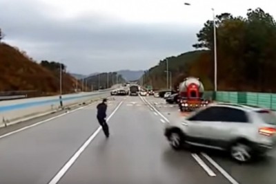 Ostrzegał o karambolu na autostradzie. Po chwili sam musiał uciekać