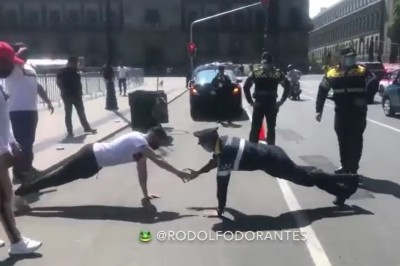 Niecodzienna akcja policjanta i przypadkowego gościa