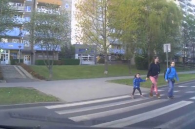 Dziewczynka rozwaliła system na przejściu. Kierowca musiał się mocno zdziwić