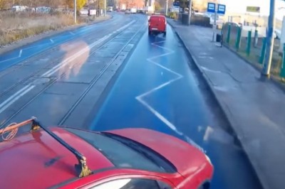 Dziadek wjechał pod ciężarówkę i uciekł z miejsca zdarzenia