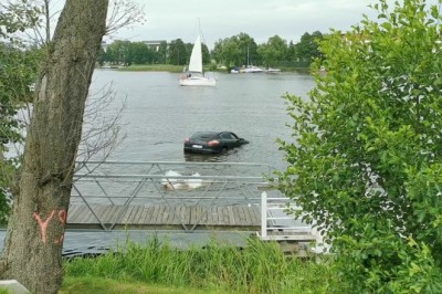 Chciał przeparkować Porsche, ale pomylił biegi i wjechał do jeziora w Iławie