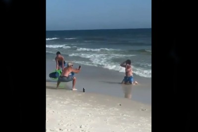 Kiedy widzisz co dwie dziewczyny robią na plaży i robisz to co one 