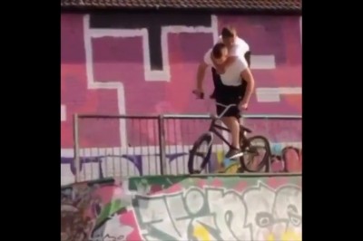 Kiedy chcesz udowodnić bratu, że kask trzeba zakładać