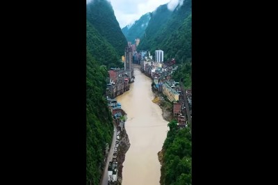 Niesamowity widok na miasto między górami