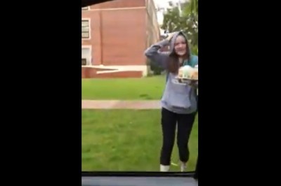 Tatuś odstawia niezły popis pod szkołą córek 