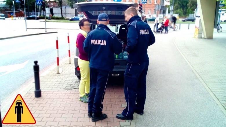 Gość, który mocno ciśnie parkujących na chodnikach w Warszawie