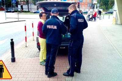 Gość, który mocno ciśnie parkujących na chodnikach w Warszawie