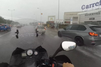 Jazda kierowcy BMW w deszczu kontra ludzie na przystanku - Warszawa