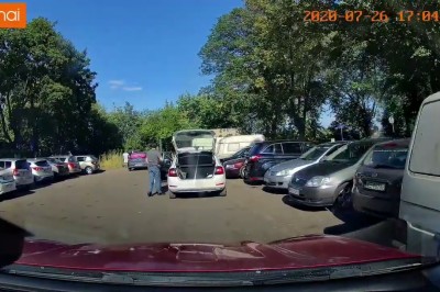 Nie potrafiła wyjechać, więc zniszczyła auto. Nagranie z Plaża Żoliborz 
