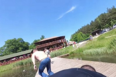 Motocykliści nagrali akcję ratowania mężczyzny w Złotym Potoku