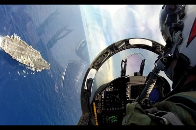 Tak wygląda lądowanie na lotniskowcu z perspektywy pilota 