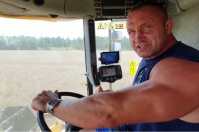 Samo się nie zrobi, czyli Pudzian na żniwach kosi pole kombajnem