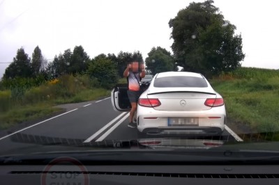 Typ z Merca, który bardzo się denerwuje gdy słyszy klakson 