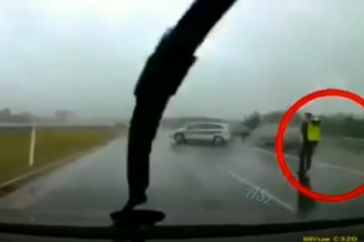 Skasował policyjny radiowóz na A1. Tak mu się spieszyło w deszczu 