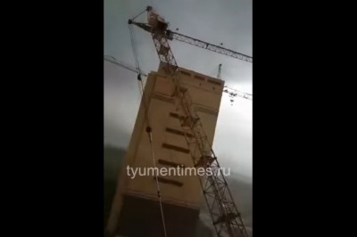 Budowlańcy nagrali dwa przewracające się żurawie w czasie pracy