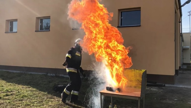 Strażacy z OSP Nietków pokazują jak gasić płonący olej