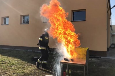 Strażacy z OSP Nietków pokazują jak gasić płonący olej