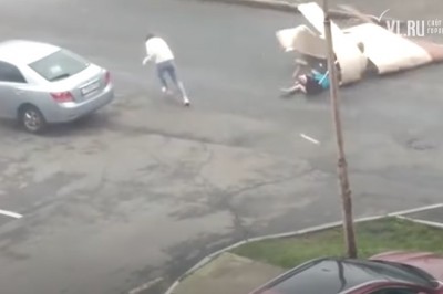 Nie mogli ustać na nogach. Huraganowy wiatr dmuchał w Rosji