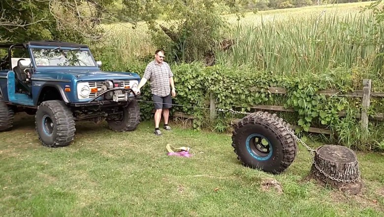 Usuwanie starego pnia za pomocą wyciągarki i koła zapasowego