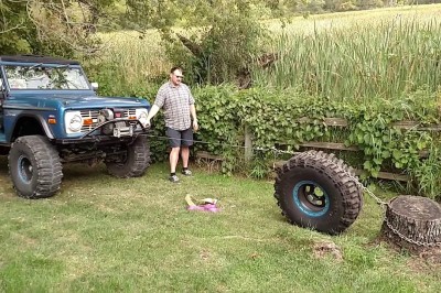 Usuwanie starego pnia za pomocą wyciągarki i koła zapasowego