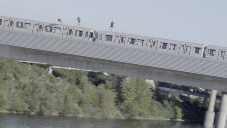 Trzech typów i ich ekstremalny skok do wody z jadącego pociągu