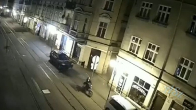 Najpierw wjechał motorem w dwa auta, a później do sklepu