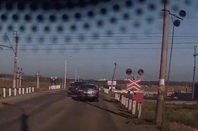 Wjechała autem wprost pod rozpędzony pociąg. Nagranie z wideorejestratora