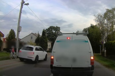 Wyprzedzała chodnikiem pod prąd w Rzeszowie. Nagranie z wideorejestratora 