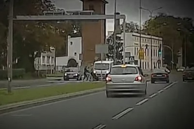 Wyprzedzał na pasach i potrącił 3 nastolatki. Nagranie z Raciborza 