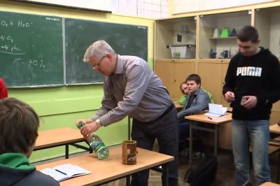 Strzelanie z karbidu na chemii. Tak powinny wyglądać lekcje