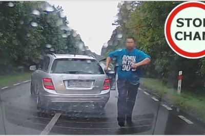 Zgubili nawalonego kolegę jadąc Mercedesem. Grozili innym kierowcom 