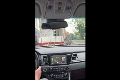 Kiedy jedziesz w korku, a Twojego kumpla mocno przyciśnie 