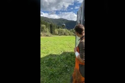 Lądowanie helikoptera może być bardzo niebezpieczne. Ten gość już to wie 