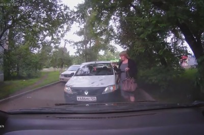 Walnęła focha i zostawiła auto na środku drogi. Mistrzyni za kierownicą 