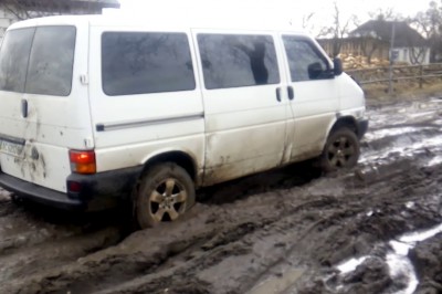 Narzekaliście na drogi w swojej okolicy? Wiejska droga błotna na Ukrainie 