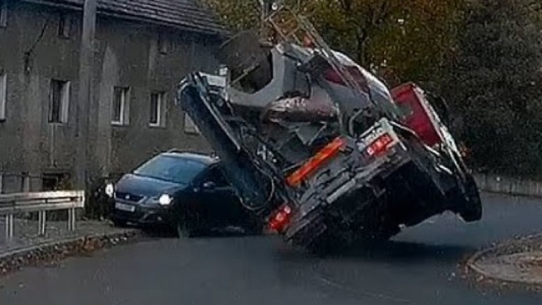 Betoniarka wpada na auto w Janowicach Wielkich. Nagranie z wideorejestratora 