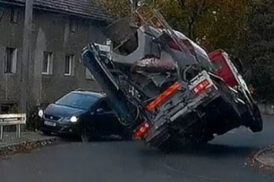 Betoniarka wpada na auto w Janowicach Wielkich. Nagranie z wideorejestratora 