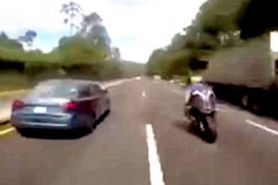 Wściekła dziewczyna zaciągnęła ręczny podczas wyścigu z motocyklistami