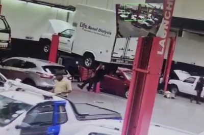 Kiedy mechanika ponosi i zrzuca na siebie auto z podnośnika 