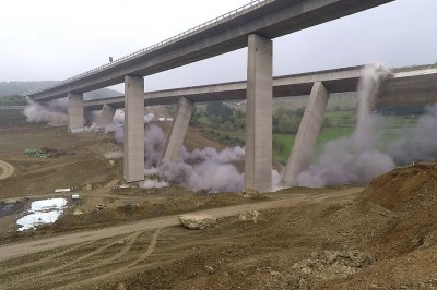 Mają rozmach, czyli efektowne wyburzanie wiaduktu na autostradzie
