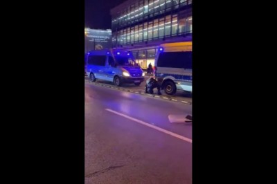 Policjant biegnący z tarczą i jego upadek. Perfekcyjnie skomentowane 