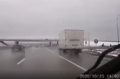 Kiedy jesteś takim dobrym kierowcą, że po wypadku łapiesz koła swojego auta