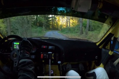 Kozacki pokaz umiejętności pilota rajdowego. Gość jeździ bez notatek