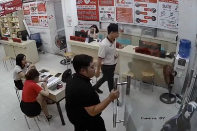 Bezcenna mina gościa otwierającego klientom drzwi