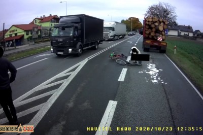 Wjechał rowerem wprost pod nadjeżdżającego TIRa z drzewem