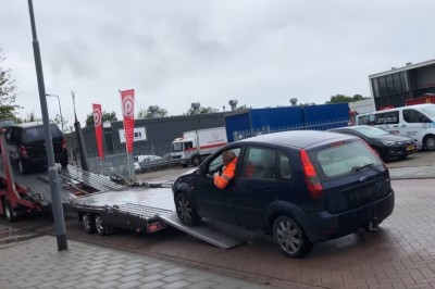 Laweciarze i ich patent na załadunek zepsutego samochodu