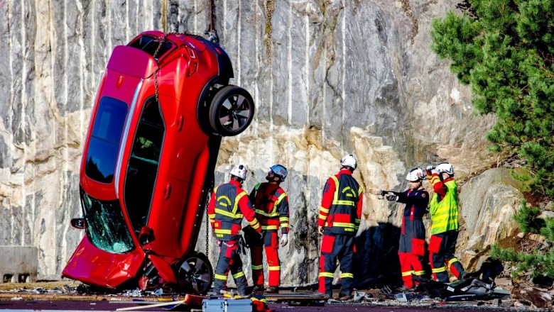 Firma Vovlo zrzuca swoje samochody z 30 metrów, aby przeprowadzić badania