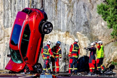 Firma Vovlo zrzuca swoje samochody z 30 metrów, aby przeprowadzić badania